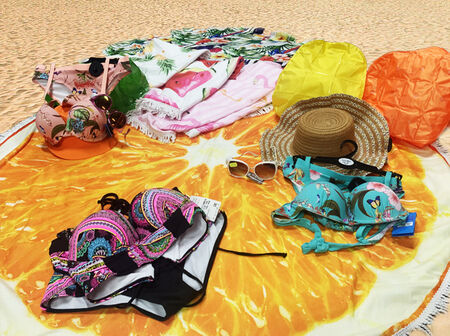 Магазини в Бургас заредиха с хитовия тренд при плажните аксесоари и пуснаха летни рокли под 10 лв. (СНИМКИ)