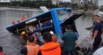 Автобус падна в езеро, най-малко 21 са загинали