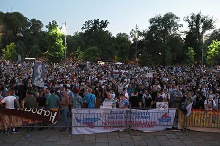 Демонстрантите в Белград нахлуха в парламента