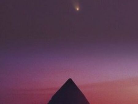 Комета украси небето над пирамидата на Хафре в Гиза