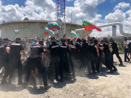 Стана страшно! Мелето е кърваво, тъпчат полицаи и протестиращи