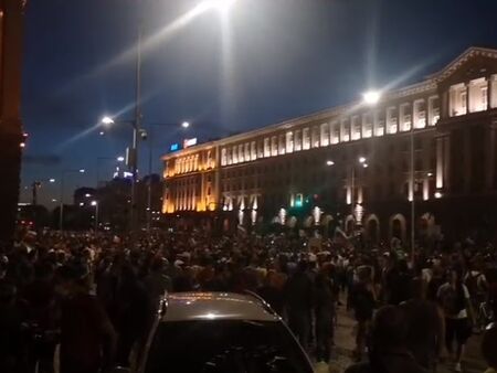 Двама полицаи са ранени при снощния протест в София