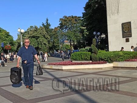 Георги Дражев оглави протестите в Бургас, премести се от Часовника - пред кметството