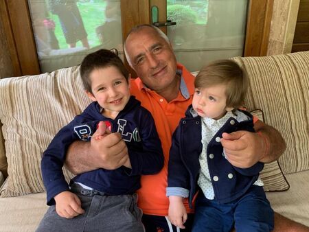 Премиерът Борисов сияе от щастие до двамата си внуци, вижте какъв е поводът