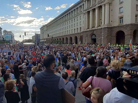 Ден 5: Търговска верига за детски стоки се включи в протеста срещу Борисов