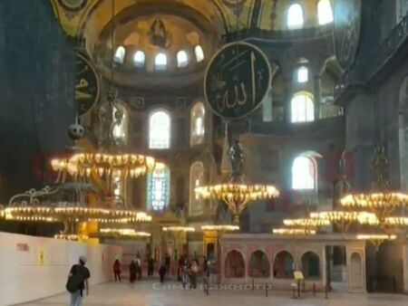 Крият християнските стенописи в "Света София" по време на мюсюлманските молитви