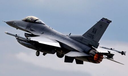 Изтребител F-16 се разби при кацане, пилотът се спаси