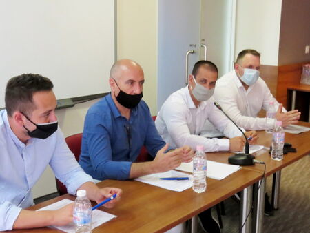 Съветници от ДБГ настояват за засилен контрол в градските градини на Бургас заради мръсотия
