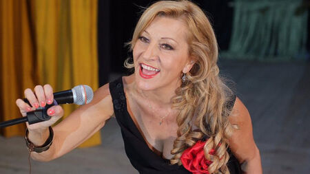 Певицата на Лили блокирана в Кипър