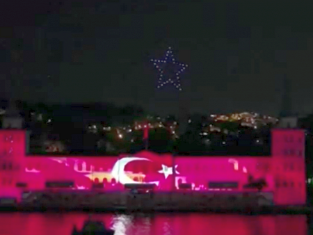 Турция празнува неуспеха на преврата със светлинно шоу