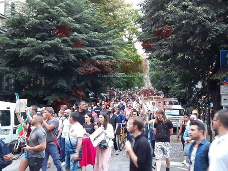 Ден 9: Протестът в София мина и през БНТ