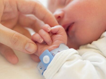 Бебе на 2 месеца влезе в болница с коронавирус