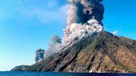 Вулканът Стромболи в Италия изригна мощно