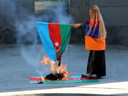 Пламна дипломатическа война заради красавица, изгорила знаме