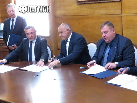 Борисов, Симеонов и Каракачанов обсъдили кадрови промени в правителството