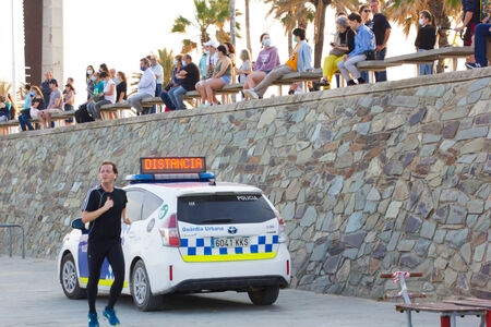 Истерия в Испания! Плажовете се пръскат от туристи, гонят ги с полиция
