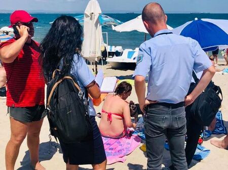 Туристи пропищяха от кучета на плажа и в заведенията, зоват за контрол и солени глоби