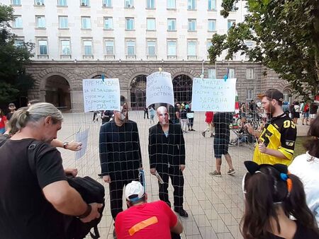Ден 18: Флашмоб затвор за Борисов и Гешев на протеста в София