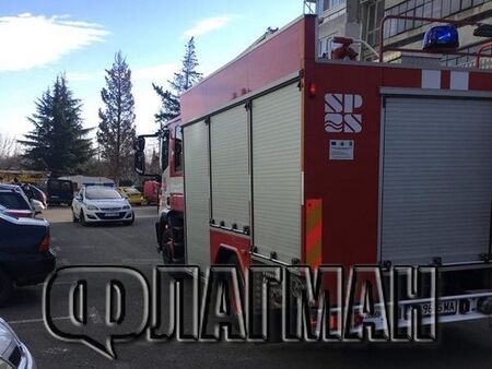 Паника в жк "Меден рудник": Гъст дим евакуира бл. 91, бургазлия скочи с юмруци на пожарникарите и полицаите