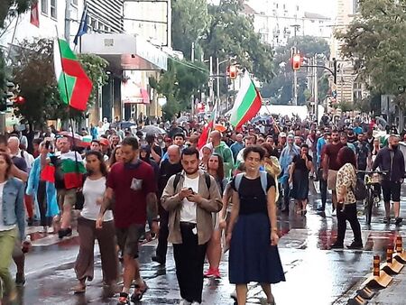 Ден 19: Дъжд, Пеевски и зов към Европа на протеста в София (допълнена)