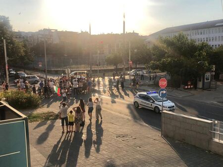 Недоволните от настоящето в държавата затвориха важно кръстовище в Бургас
