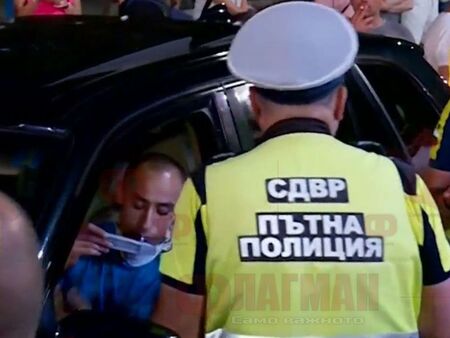 Джип удари протестиращ, шофьорът блокиран за часове