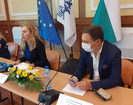 Министърът на туризма Марияна Николова обяви извънредни мерки за спасяване на сезона