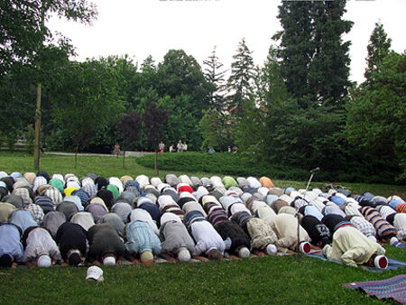 Mюсюлманите честват Курбан Байрам, молитвите са на открито