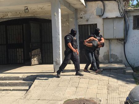 Най-малко десетима са арестуваните в Кумлука, спецакцията продължава