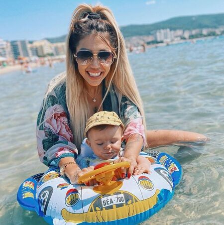 Джулиана Гани изкъпа бебето в морето