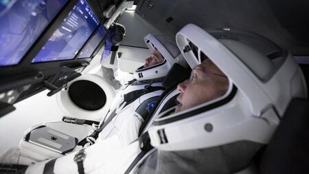 Екипажът на SpaceX се готви за завръщане на Земята