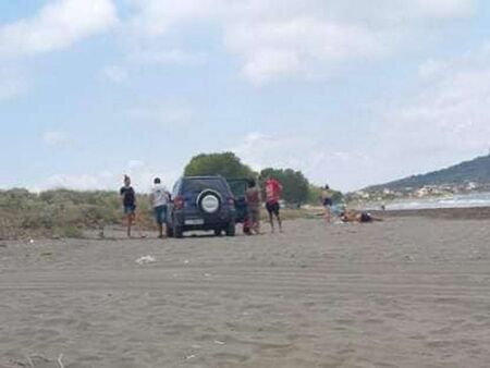 Плажуващи превърнаха пясъка на Вромос в паркинг