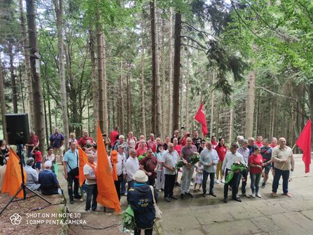 БСП се качиха на Бузлуджа, но на няколко фланга, Нинова се вклинила последна