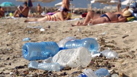 Водолази извадиха от морето във Варна 15 кг пластмасови отпадъци