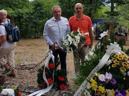 Депутати от НФСБ се поклониха заедно с български родолюбци пред паметта на войводата Хаджи Димитър