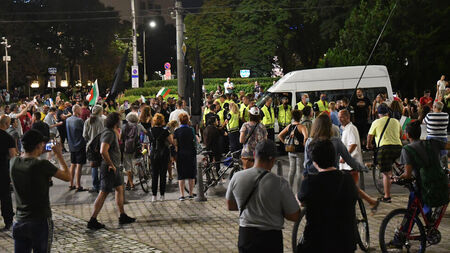 Напрежение и сблъсъци на съботния протест в София
