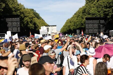Хиляди протестират в Берлин срещу корона-ограниченията