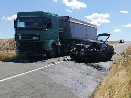 Трагедия: Алфа Ромео се заби челно в камион в Карнобатско, водачът загина на място