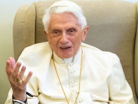 Папа Бенедикт XVI е тежко болен