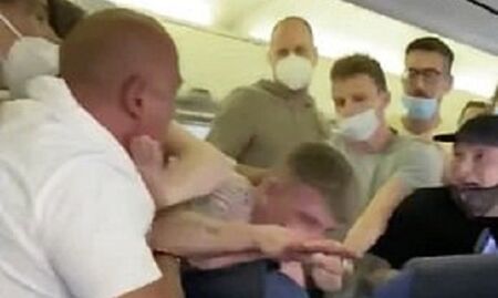 Бой на борда на самолет заради пияни британци без маски