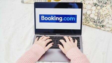 Booking съкращава всеки четвърти служител