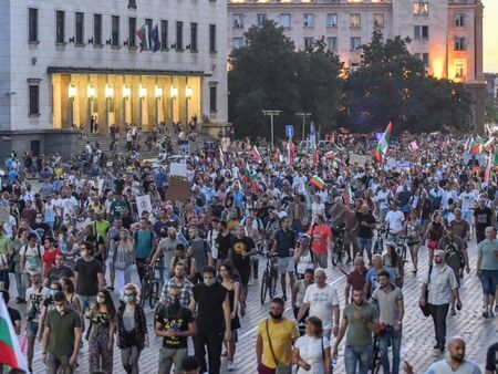 27-и ден протести и блокади, недоволните отново тръгват на шествие
