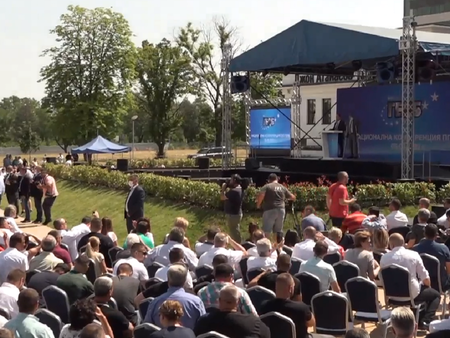 НА ЖИВО: Борисов пристигна под бурни овации на спешната конференция на ГЕРБ
