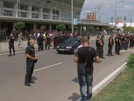Стотици полицаи в кордон осигуряват движението пред "Арена Армеец", членовете на ГЕРБ си тръгват освиркани (ВИДЕО)