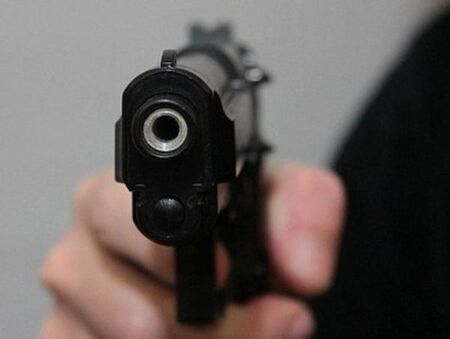 Въоръжен грабеж в Царево! 19-годишен насочи пистолет към връстник и му взе парите