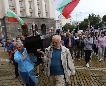 Борисов да не хвърля оставка, а да започне импийчмънт на президента*