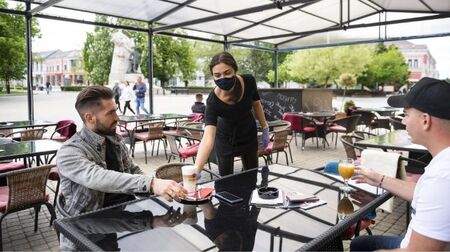 Ресторантьорите настояват: Сервитьорите без маски на открито
