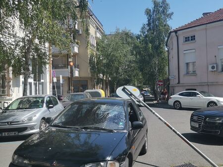 Пътен знак се заби в лек автомобил в центъра на Бургас