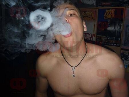 Акция в Черноморец! Ченгета закопчаха 26-годишния Явор, намериха в нощното му шкафче 30 грама марихуана