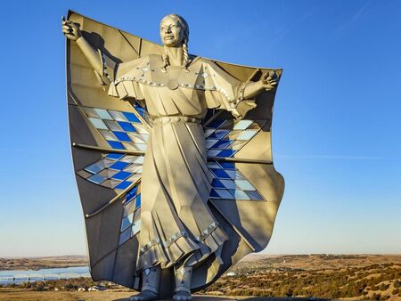 Южна Дакота издига 50-метрова статуя, почитаща жените-сиукси